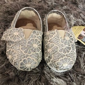 TOMS size 2 NWT